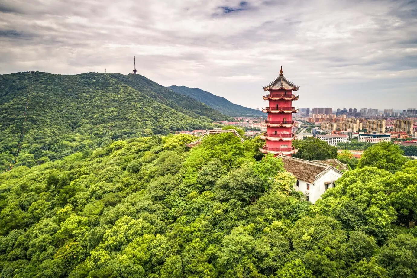 Alter chinesischer Turm auf dem Berg