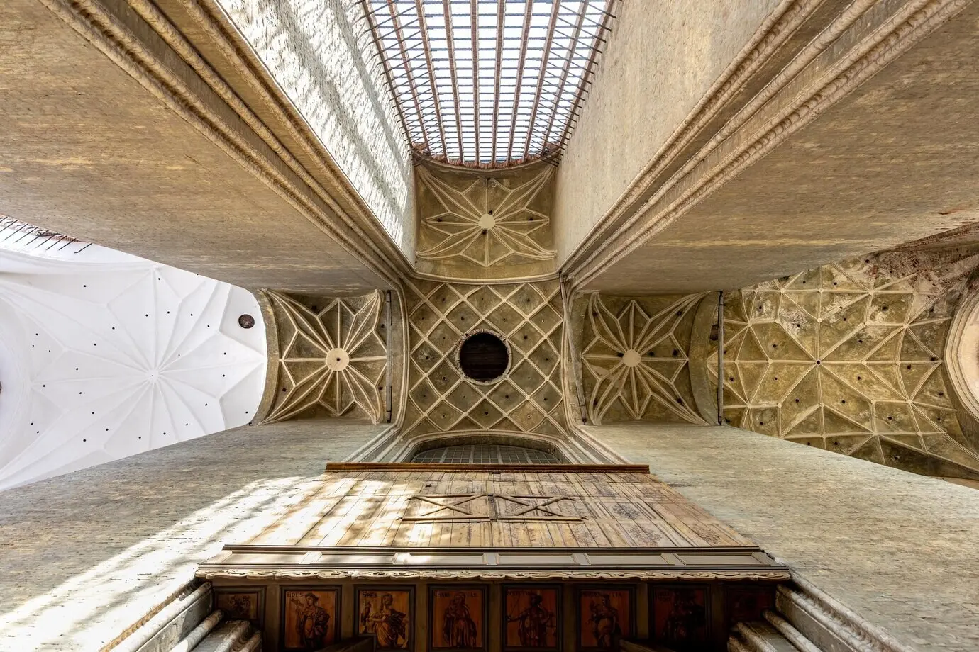 Gotische Gewölbe über steinernen Deckenmustern, historische Kirchenarchitektur