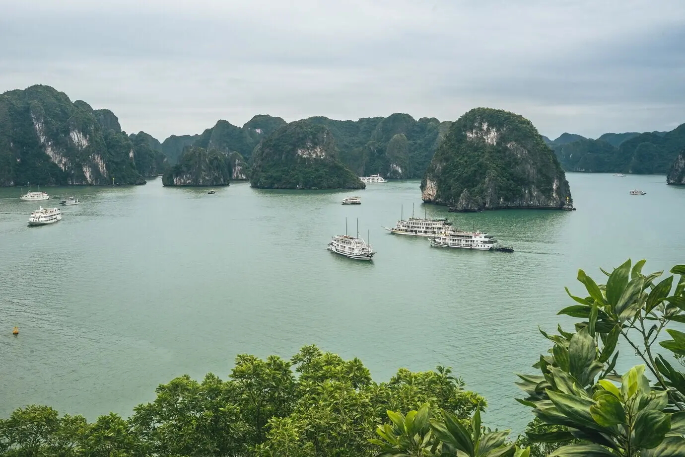 Schöne Luftaufnahme der Bucht von Ha Long