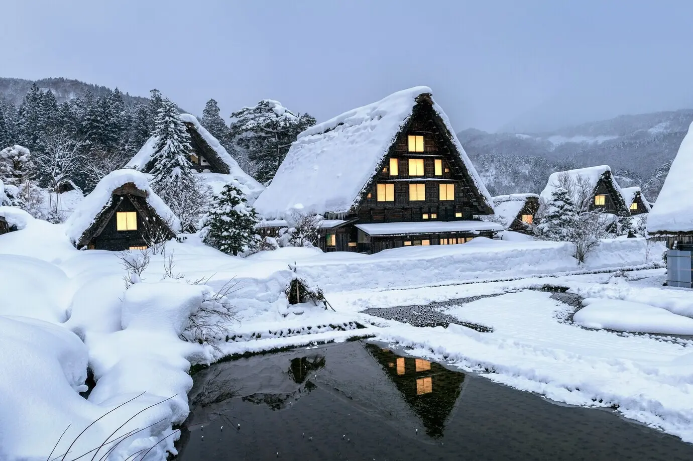 Das Dorf Shirakawago in Japan im Winter.